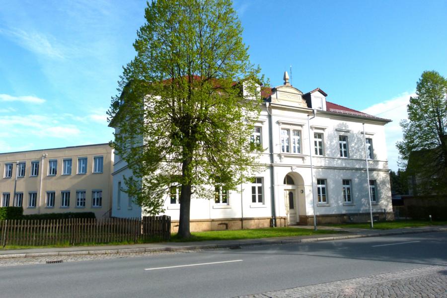 Ansicht Schulgebäude mit Hort